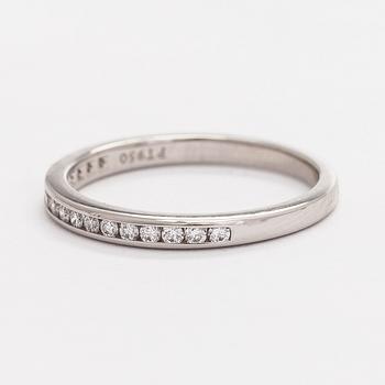 Tiffany & Co, sormus, "Tiffany Setting", platinaa ja briljanttihiottuja timantteja.