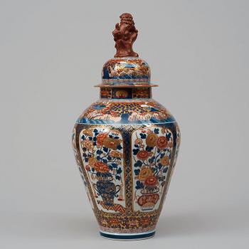 A large 'Samson' imari jar with cover, late 19th Century.