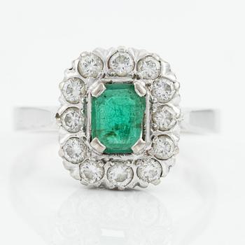 Ring, 18K vitguld med smaragd samt briljantslipade diamanter.