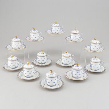 A set of 12 Rörstrand "Gripsholm" custard cups with dishes, Sweden, 20th Century.