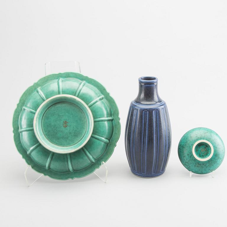 WILHELM KÅGE, a set of three stoneware plates and vase.