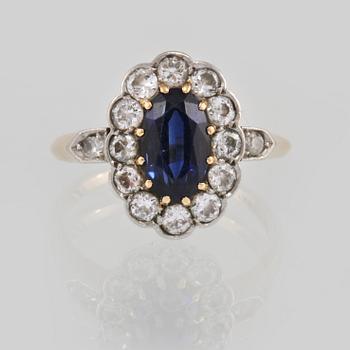RING, 18K guld med ovalslipad blå safir samt 14 briljantslipade diamanter, importstämplad. Vikt 4,4 gram.
