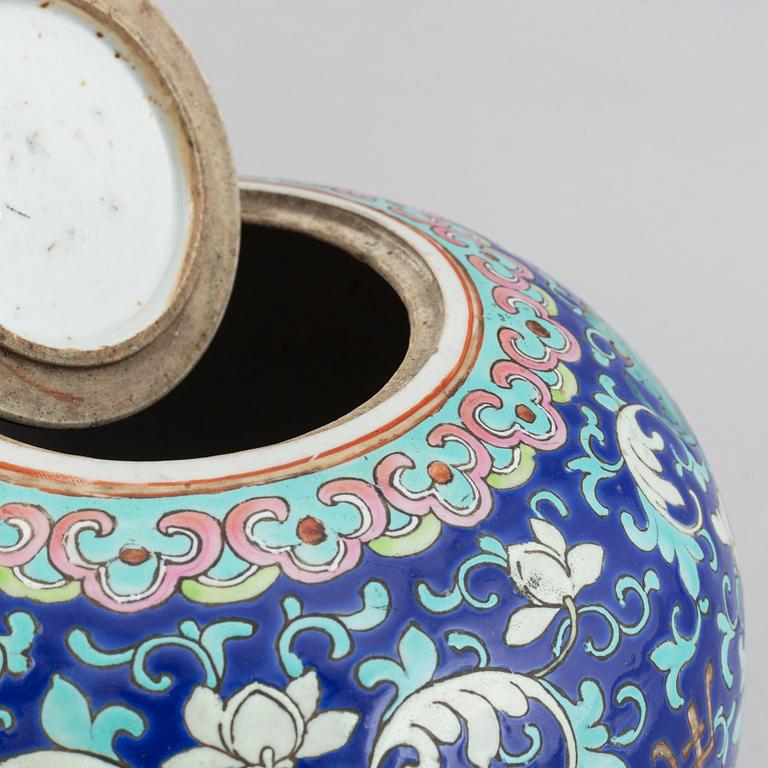 A famille rose jar with cover, Qing dynasty, circa 1900.