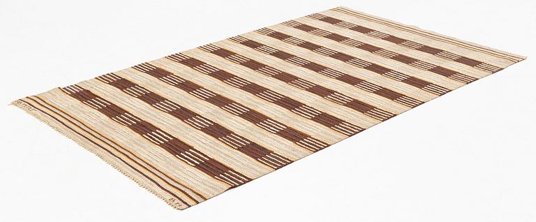 Barbro Nilsson, matta, "Schackrutig, brun". Reliefrya. Ca 206 x 123 cm. Signerad AB MMF BN.