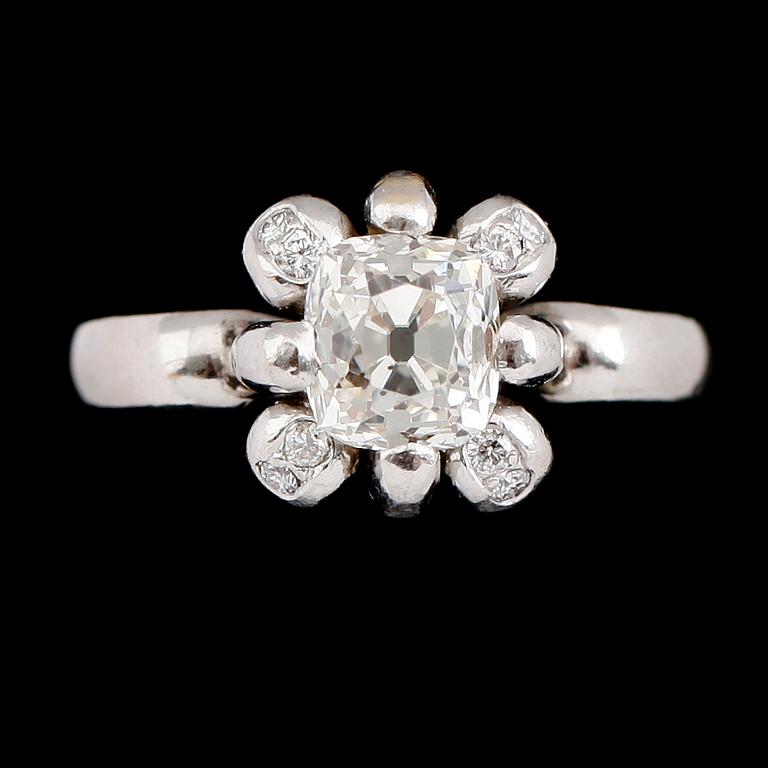 RING, platina, diamant ca 1.70 ct, 4 mindre briljanter.