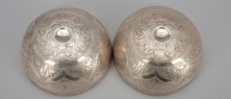 SKÅLAR, 2 st, orientaliska stämplar, vikt tot. 204,5 g.