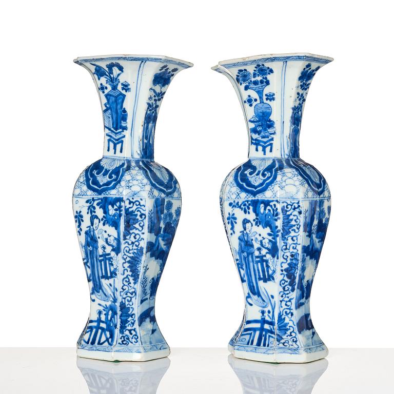 A pair of blue and white vases, Qing dynasty, Kangxi (1662-1722).