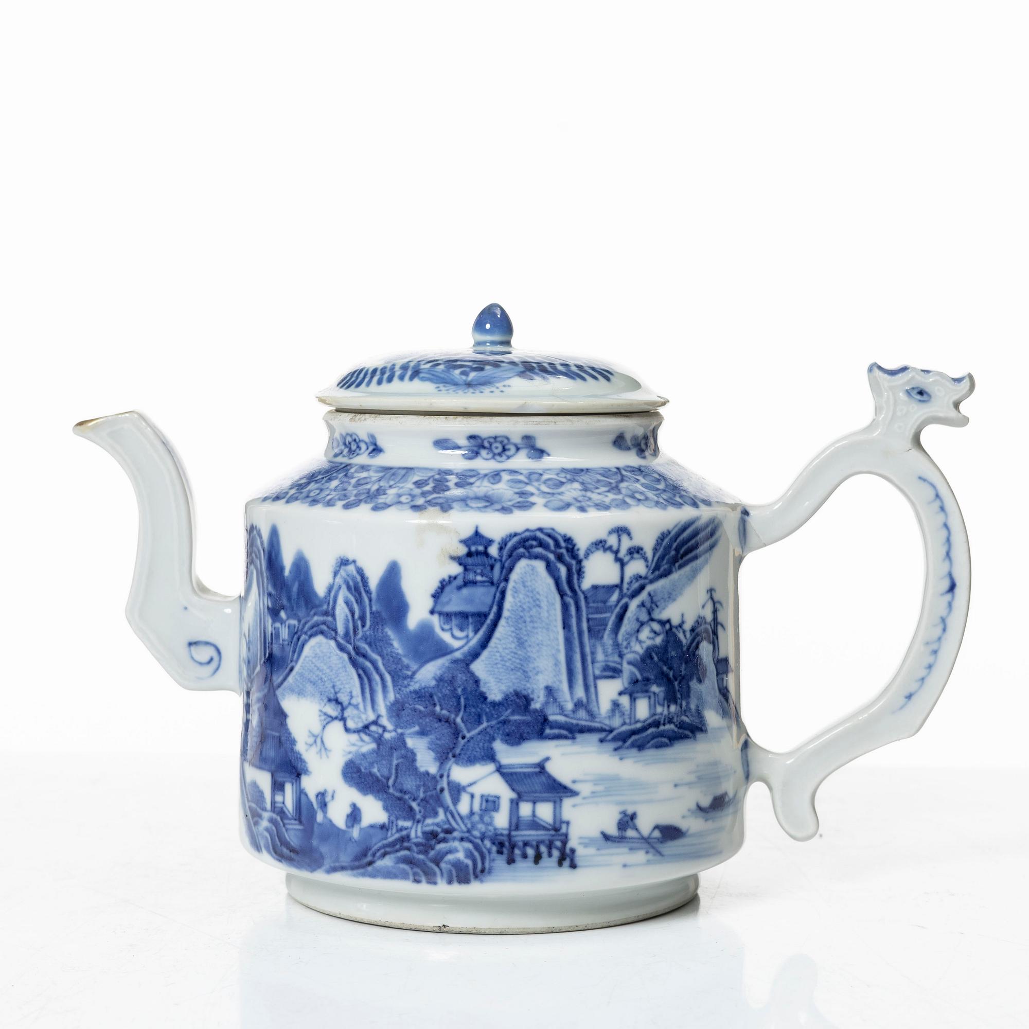 A blue and white tea pot with cover and serving dish, Qing dynasty, Qianlong (1736-95).