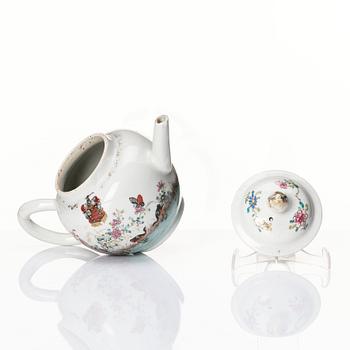 A famille rose armorial tea pot with cover, Qing dynasty, Qianlong (1736-95).