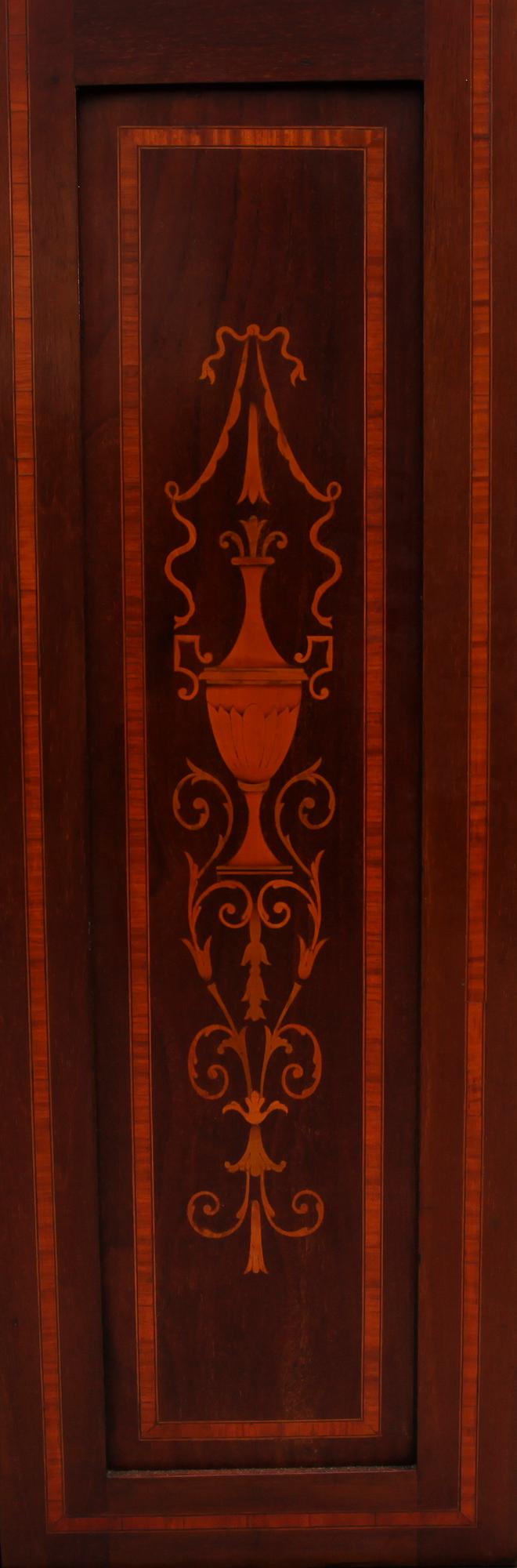 KLÄDSKÅP, England, 1900-talets första hälft.