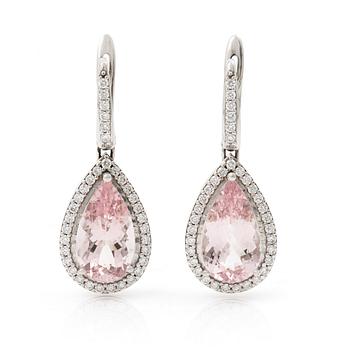 Earrings 18K white gold with drop-shaped faceted morganite and brilliant-cut diamonds.