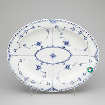 SERVISDELAR, 27 delar, "Musselmalet", Royal Copenhagen, 1900-talets.