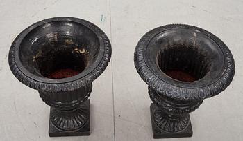 TRÄDGÅRDSURNOR, 2 st. snarlika, gjutjärn, 1900-tal.