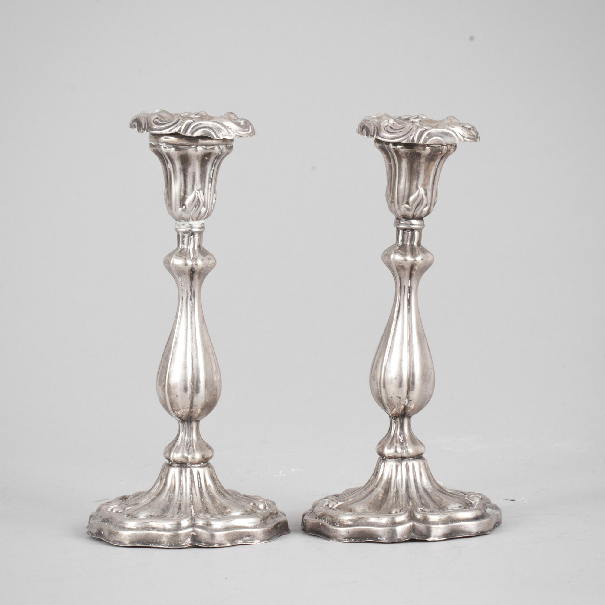 LJUSSTAKAR, ett par, silver. Nyrokoko. Adolf Lilja, Stockholm, 1849.