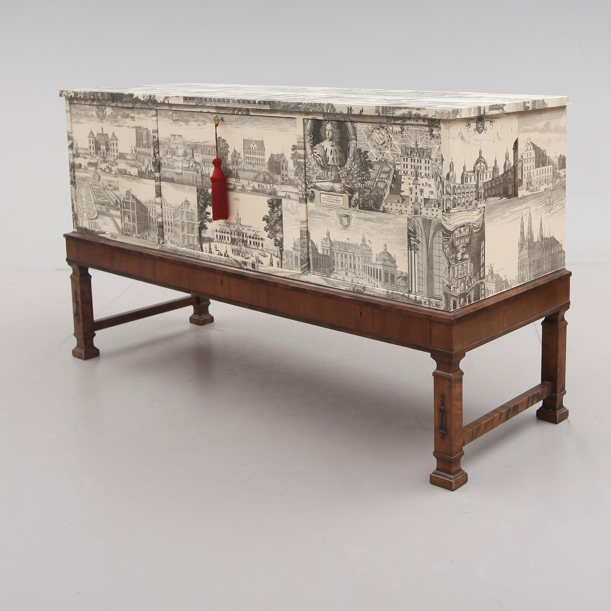 SIDEBOARD. 1900-talets första hälft.