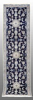 GALLERIMATTA, Nain part silk, ca 290 x 79 cm.