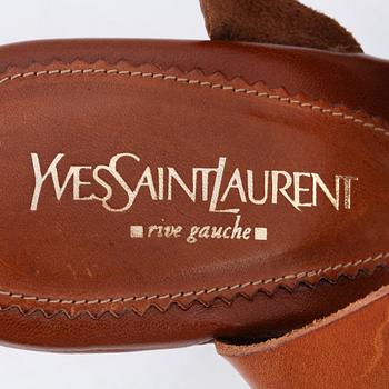 YVES SAINT LAURENT, a pair of brown leather sandals. Size 39.