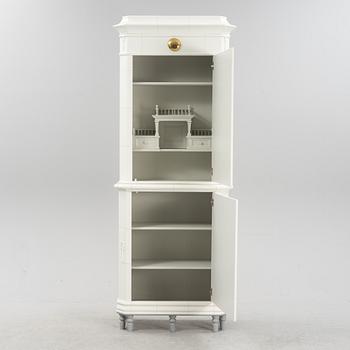 Kakelugnsskåp, 2000-tal, modern tillverkning.