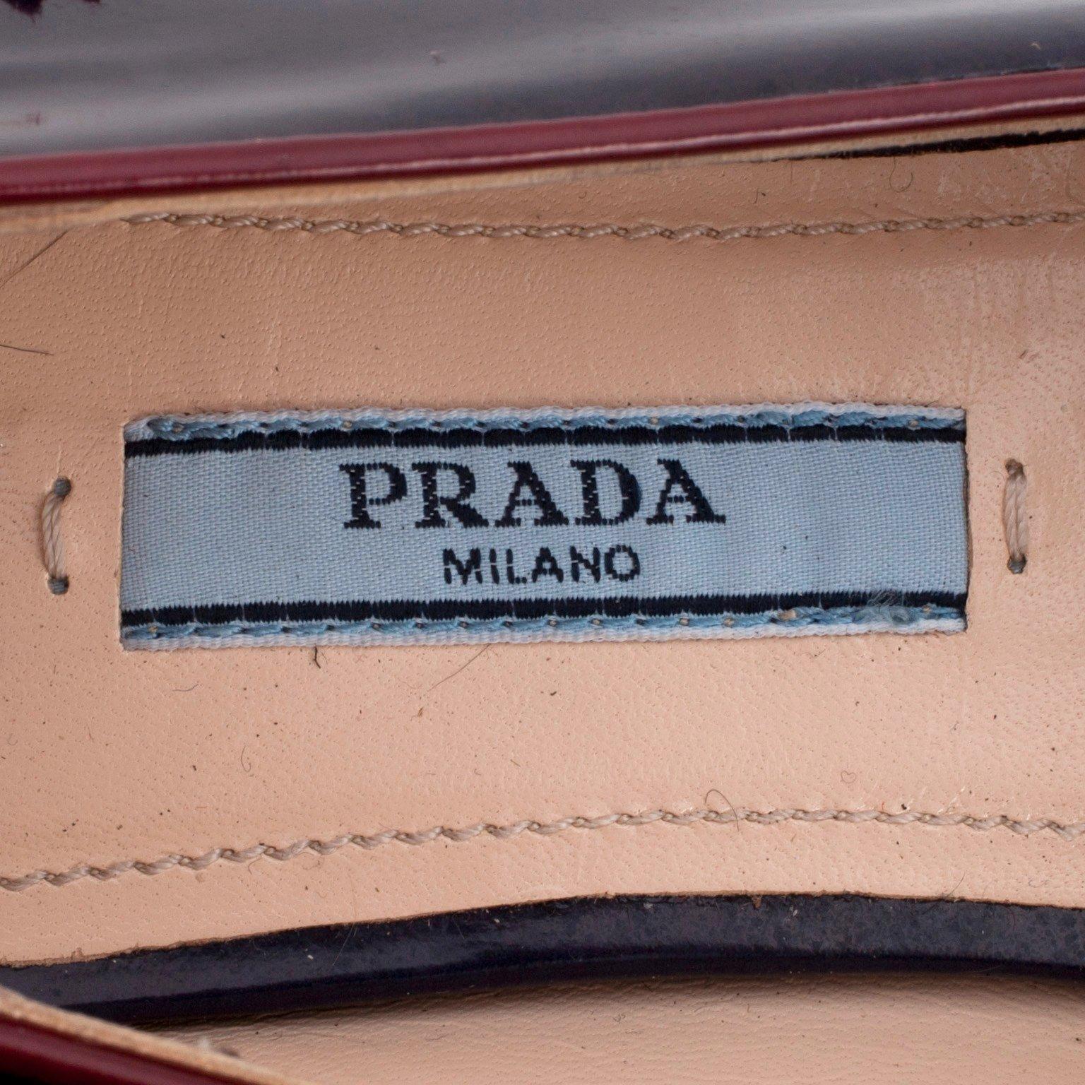 PRADA, ett par loafers. Storlek 36.