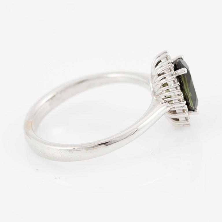 Ring 18K vitguld med en grön fasettslipad turmalin och runda briljantslipade diamanter.