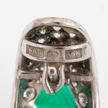 WA Bolin ett par örhängen 18K vitguld med fasettslipade smaragder.