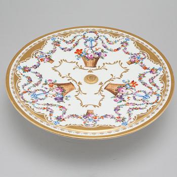 A porcelain serving dish from Meissen, around the year 1900.