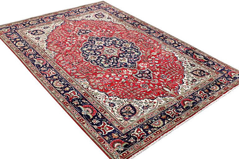 A Tabriz carpet, c. 300 x 202 cm.