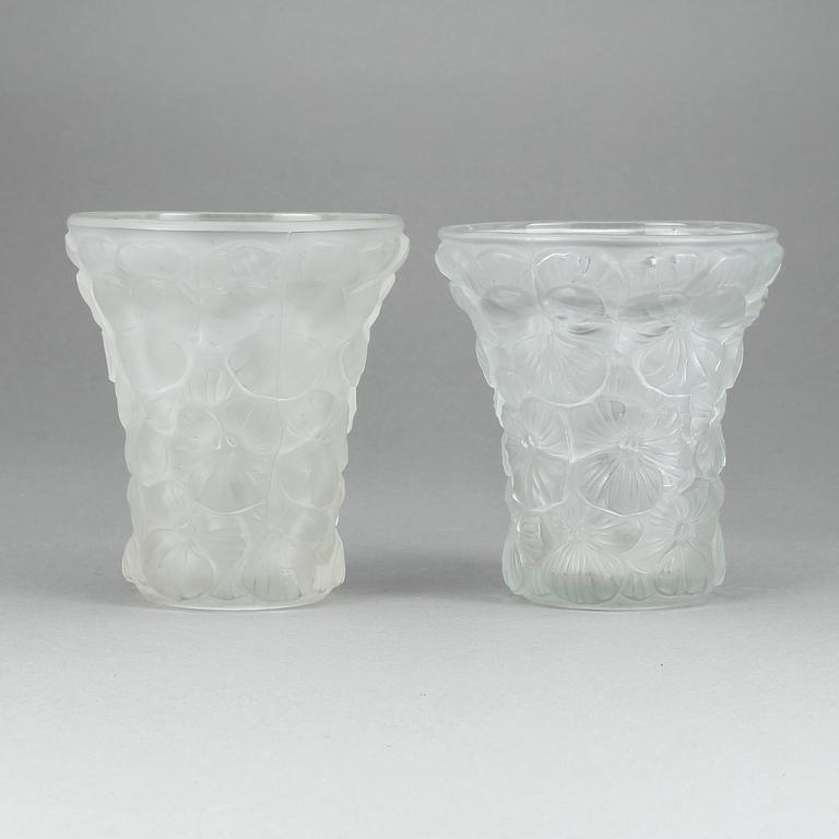 VASER, 2 st, glas, Lalique-typ, ej signerade, 1900-tal.