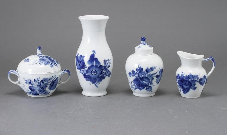 SERVISDELAR, 37 st, porslin, "Blå blomst", Royal Copenhagen, 1900-talets andra hälft.