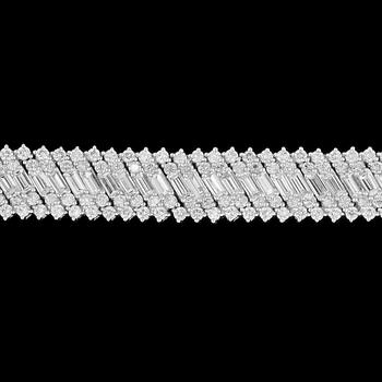 1195. A baguette- and brilliant cut diamond bracelet, tot. 10.30 cts.