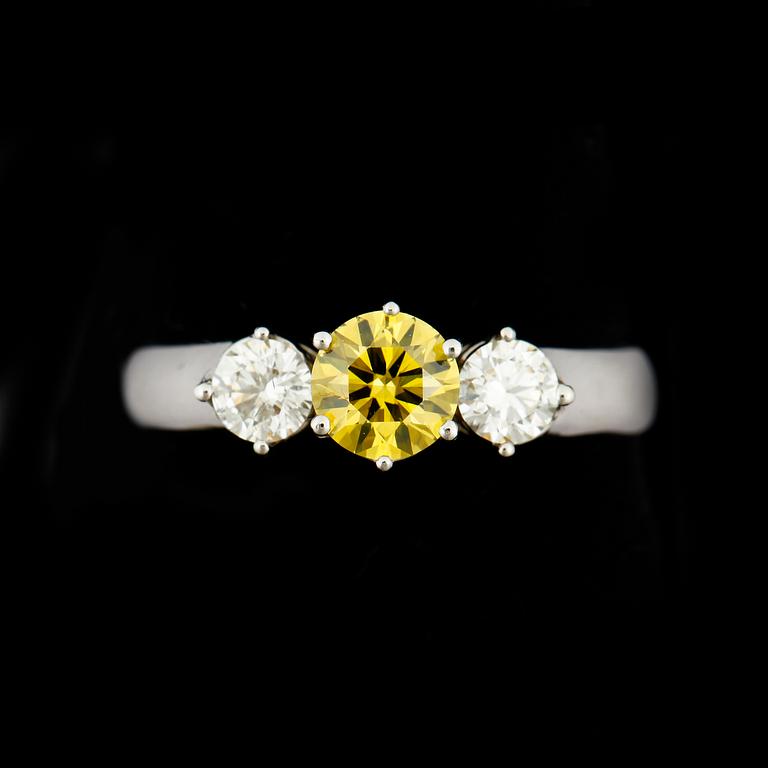 RING, 18k vitguld med briljantslipade diamanter, mittsten gul diamant ca0,55ct och två st tot ca0,41ct. Vikt 3,8g.