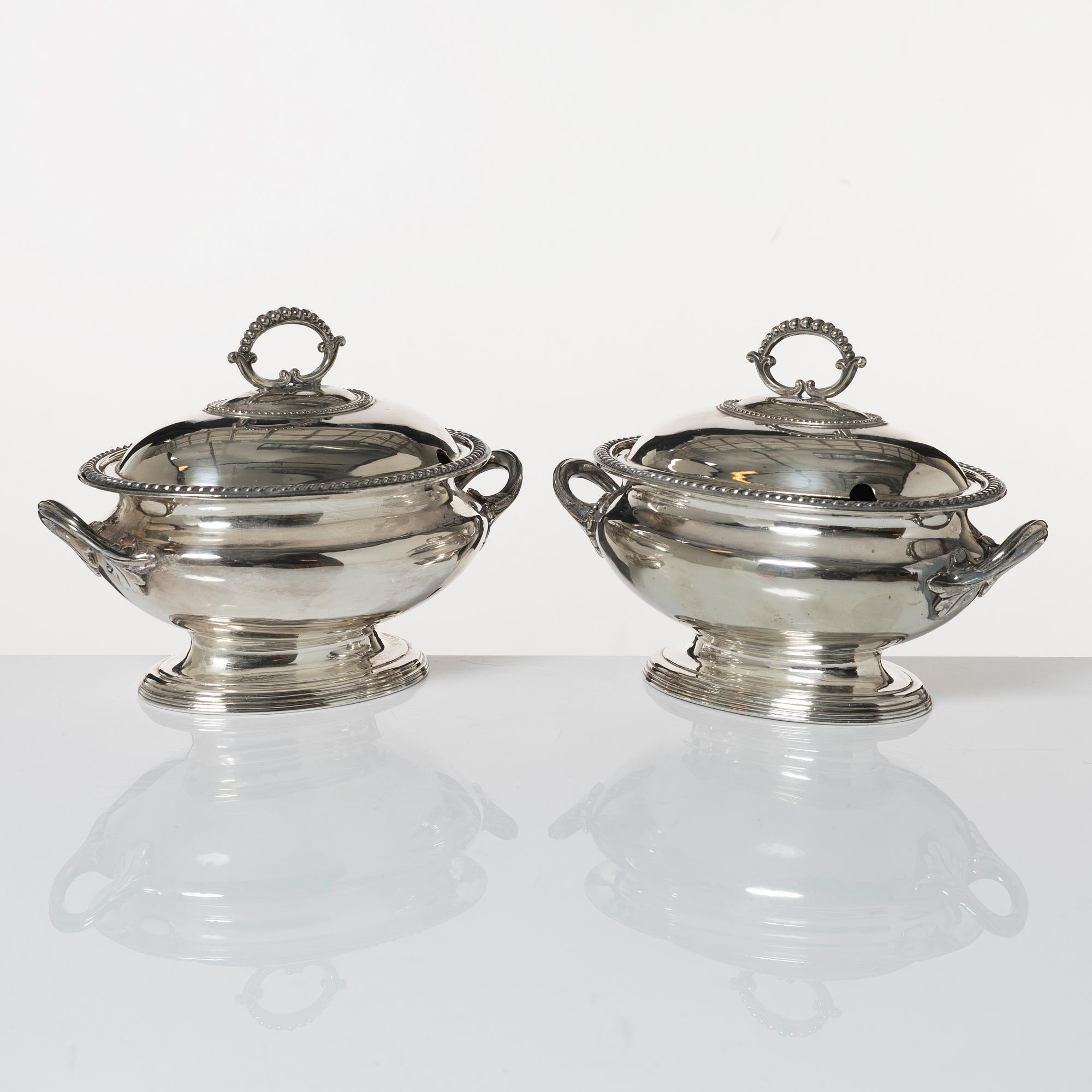 Bowls with lids, a pair, silver plate, Elkington, 20th century.