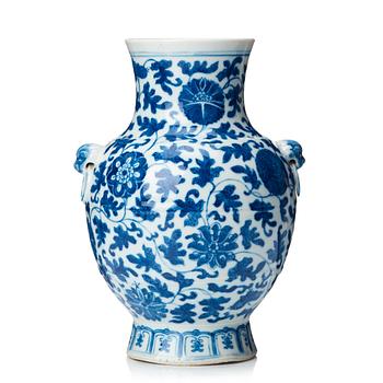 807. A blue and white vase, Qing dynasty, 19th Century.