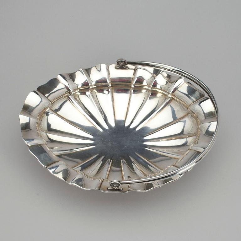 BRÖDKORG, 813 silver, Kultakeskus 1945. Vikt 638 g.