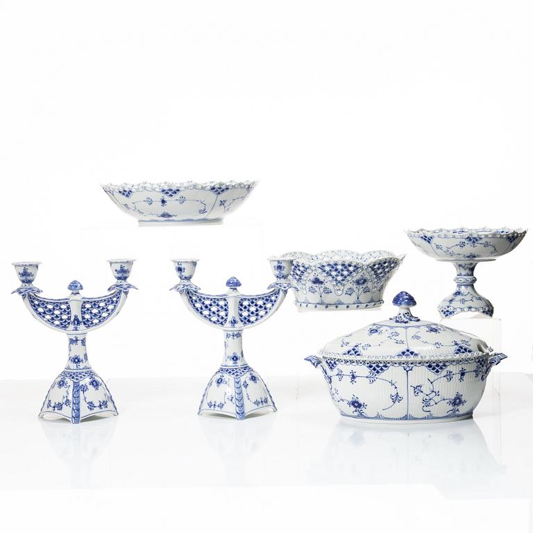 Royal Copenhagen, Serveringsskålar, tre stycken samt terrin, porslin, "Musselmalet helblond" (Blue fluted full lace), 1968-73.
