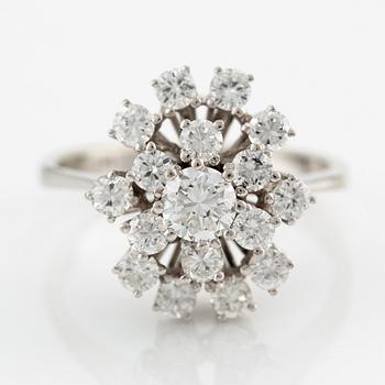 Ring, 18K white gold cluster with brilliant-cut diamonds.