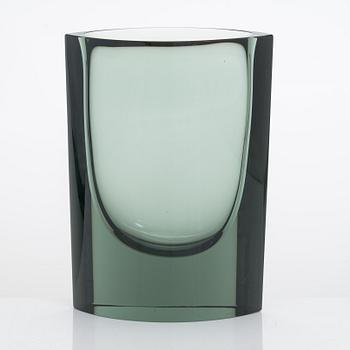 A green Kaj Franck glass vase model 407, signed Nuutajärvi Notsjö.