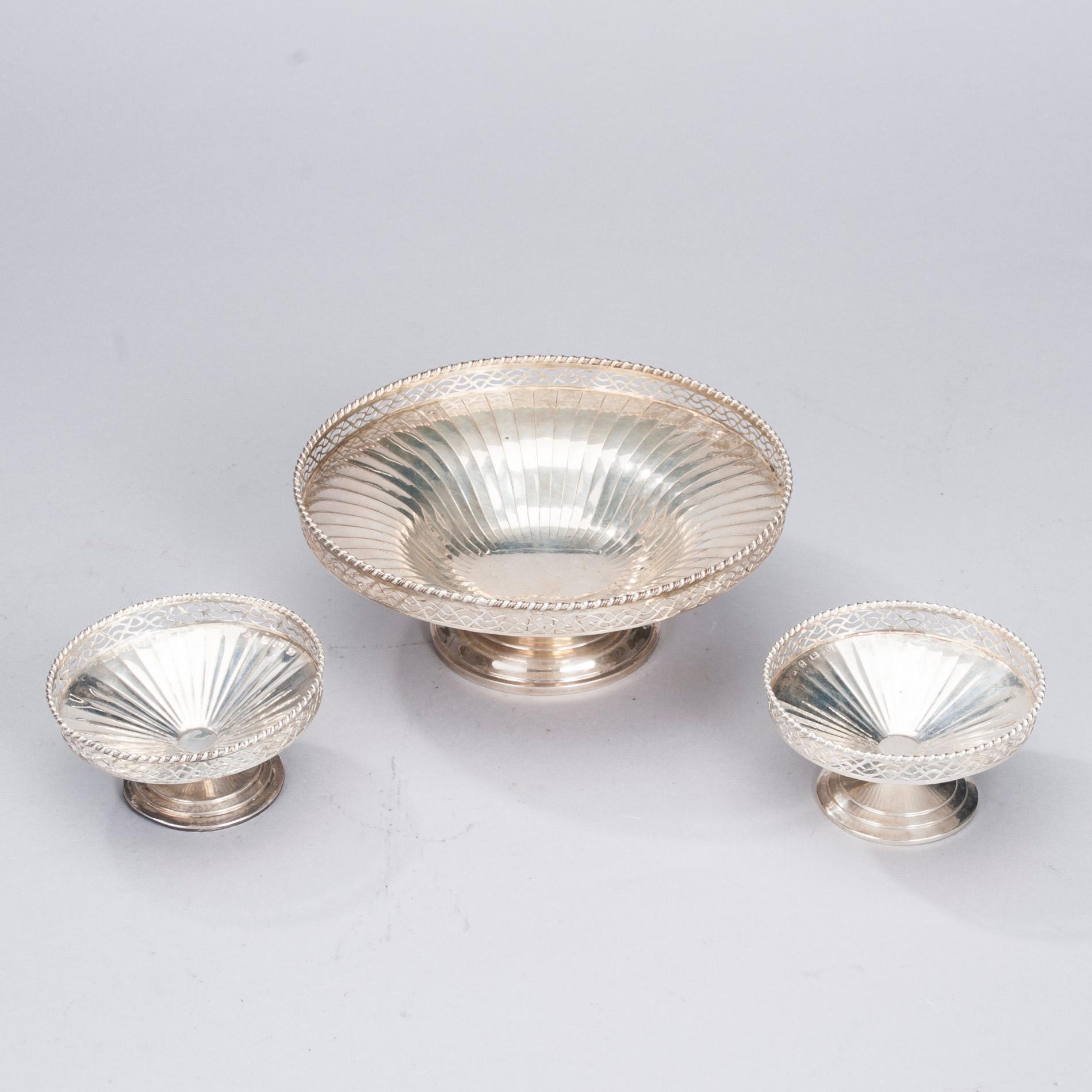 SKÅLAR, 3 st, sterling silver, Birmingham 1934-1938. Vikt 479 g.