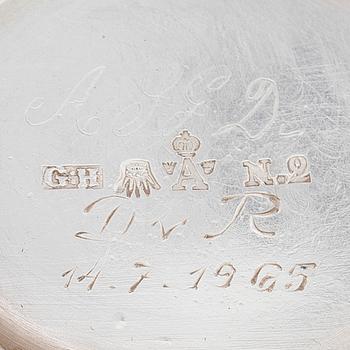 Såsskål, silver, Olof Robert Lundgren (verksam i Åbo 1821-82) och gräddsnäcka, silver, Gustaf Holmberg, Åbo 1846.