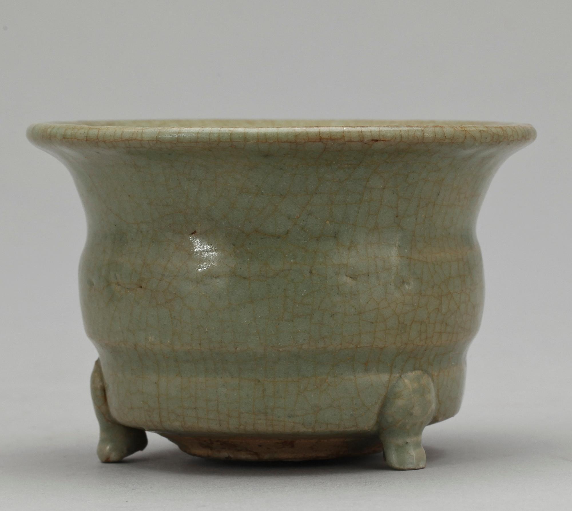 RÖKELSEKAR, lergods, celadon, Ming 1368-1644.