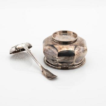 Goldsmiths & Silversmiths Co Ltd, sockerskål silver, London 1911, samt William Robert Smily ströare, silver, London 1868.