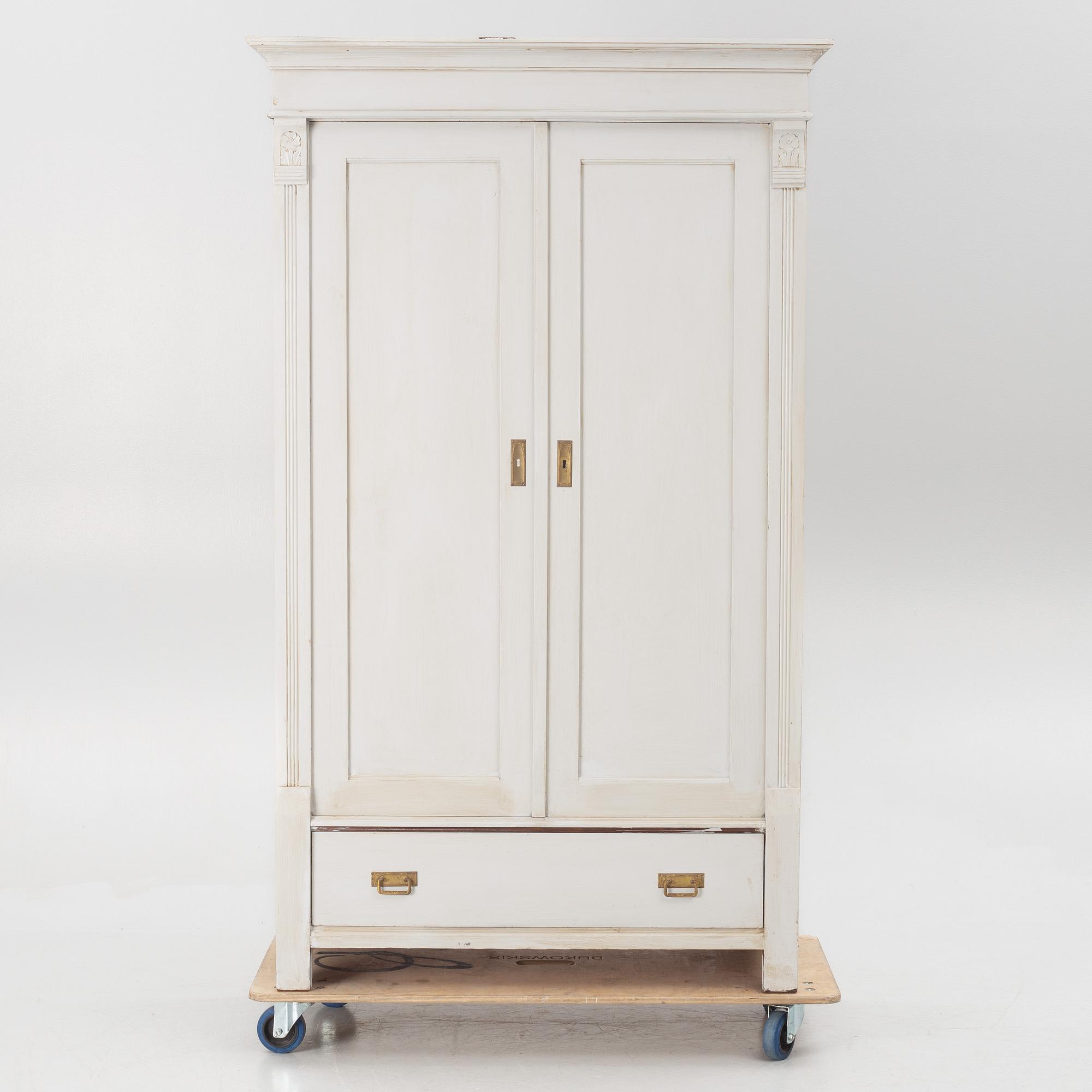 A cabinet, from around the year 1900.