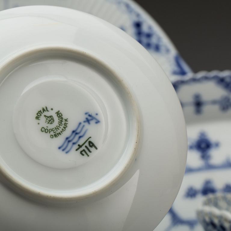 SERVISDELAR, 32 delar, porslin, "Musselmalet", Royal Copenhagen.