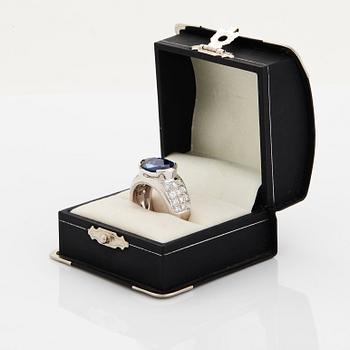 Ring 18K vitguld med en oval fasettslipad safir samt runda briljantslipade diamanter.