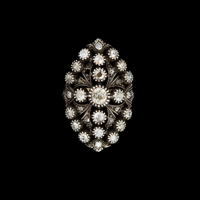 RING, gammalslipade diamanter infattade i silver, tot. ca 1,40 ct. 14K guld. Vikt 7,5 g.