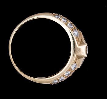RING, 18k guld med briljant- och smaragdslipade diamanter tot ca1,29ct. Vikt 5,6g.