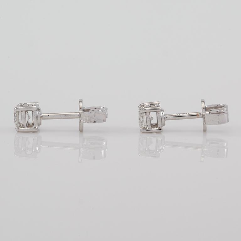 ÖRHÄNGEN, 1 par, 18K vitguld och diamanter tot ca 0.40 ct.