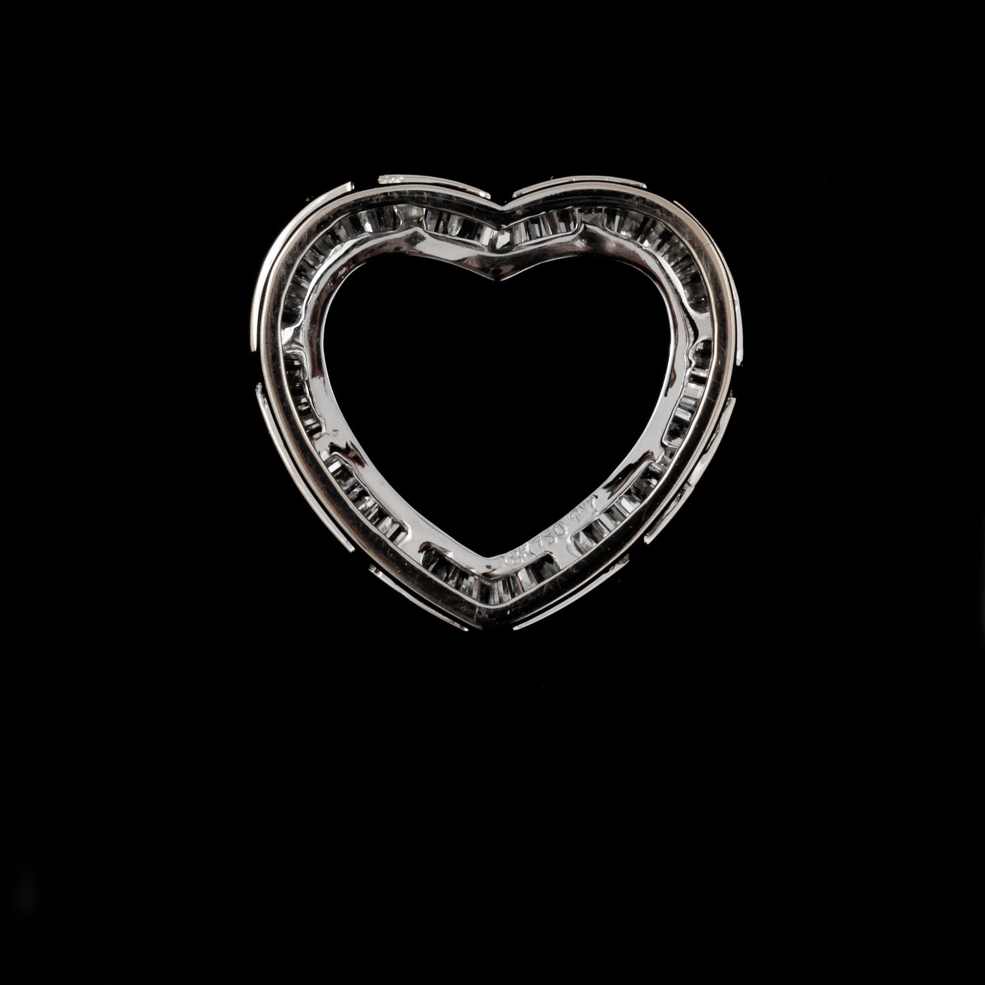 HÄNGE, 18k vitguld med baguettslipade diamanter, totalt ca 2.0 ct. Vikt 4 g.