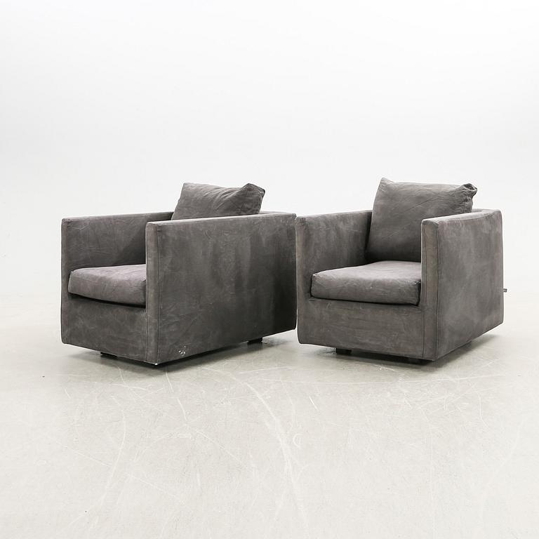 Jens Juul Eilersen fåtöljer ett par Box 2000-tal.