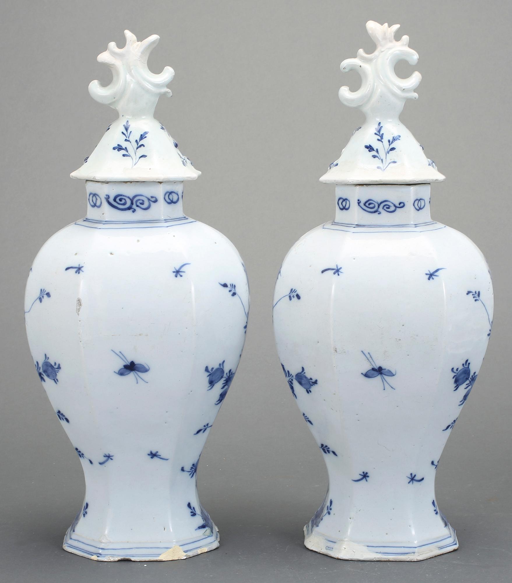 LOCKVASER, ett par, fajans, Delft, 1700-tal.